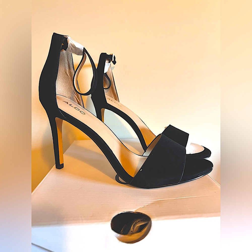 Melawet Heel by ALDO in black suede, size 8.5